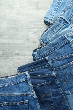 Ukrayna, Kyiv, 08.10.2023 Ahşap arka planda katlanmış kot pantolon