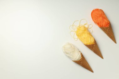 Örgü örme, soğuk mevsimde rahat ev hobisi konsepti