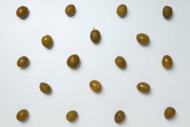 Hafif arka planda taze yapraklı zeytinler