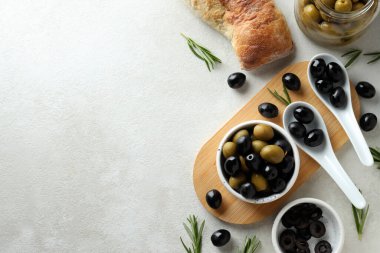Ekmek ve baharatlı kâselerde zeytin.