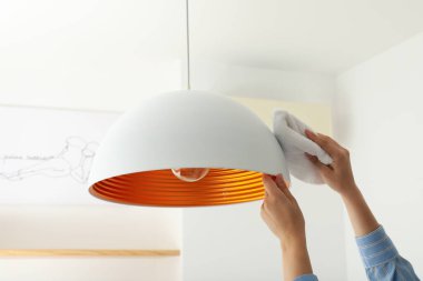 Güzel bir avizeyi paçavrayla tozluyorum.