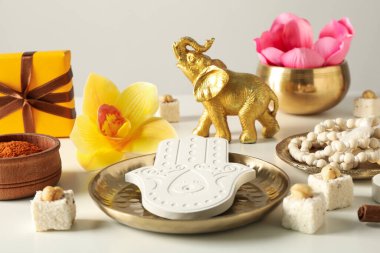 Bakır kaplar, baharatlar, hediye kutuları, fil ve Hamsa heykelleri beyaz arka planda, kapatın.