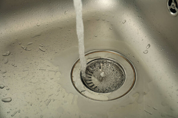 Стильный металлический кран для современной кухни