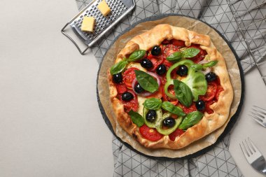 Masada taze pişmiş sebze galerisi ve çatal bıçak.