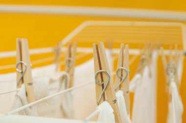 Çamaşırlar yıkandıktan sonra kurutucuda kurutulur.