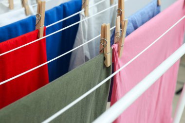 Çamaşırlar yıkandıktan sonra kurutucuda kurutulur.