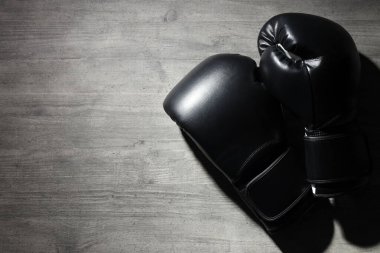 Siyah boks eldivenleri.