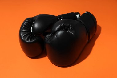 Turuncu arka planda siyah boks eldivenleri