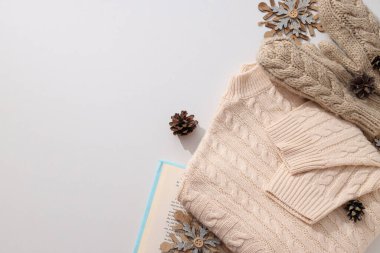 Süveter ve koni ile sıcak örülmüş eldivenler