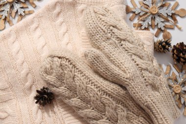 Süveter ve koni ile sıcak örülmüş eldivenler