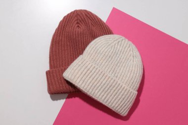 Açık arkaplanda çok renkli sıcak şapkalar