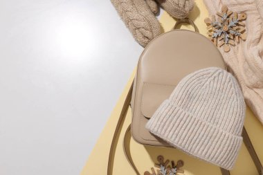 Eldivenli ve sırt çantalı sıcak bir şapka.