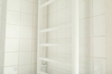 Modern bir dairede güzel bir banyo.