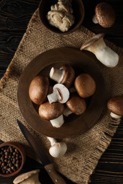 Mantar, sonbahar yemeği konsepti, sonbahar hasadı.