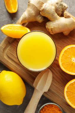 Sağlıklı içecek kavramı - zencefilli zerdeçal sıvısı