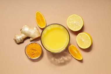 Sağlıklı sıvı kavramı - zencefilli zerdeçal içeceği