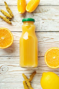 Sağlıklı sıvı kavramı - zencefilli zerdeçal içeceği