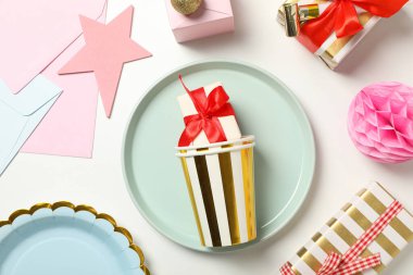 Hediye kutuları, kağıt bardaklar ve açık arkaplanda tabaklar, üst görünüm