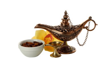 PNG, bakır oryantal kaplar, çiçek ve kuru üzümler kasede, beyaz arka planda izole edilmiş.