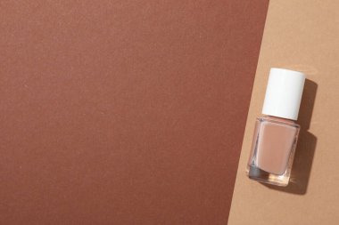 Kahverengi arka planda ojeli kavanozlar.