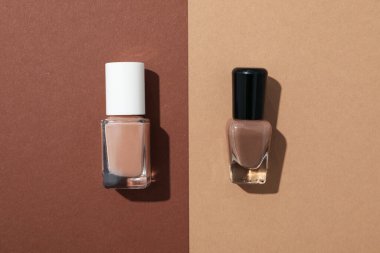 Kahverengi arka planda ojeli kavanozlar.