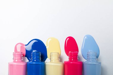 Beyaz arka planda çok renkli açık tırnak cilası