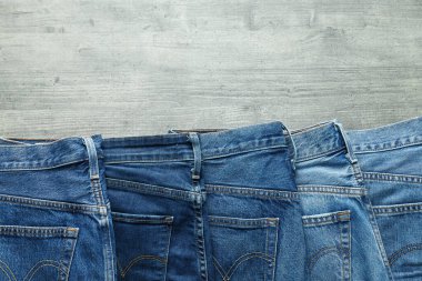 Ukrayna, Kyiv, 08.10.2023 Ahşap arka planda katlanmış kot pantolon