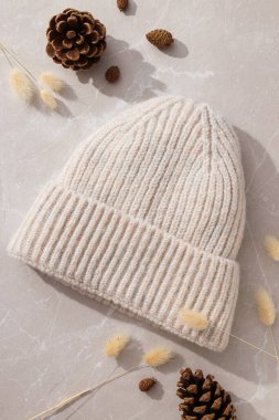 Kuru külahlı sıcak bir kış şapkası.