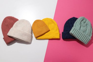 Açık arkaplanda çok renkli sıcak şapkalar