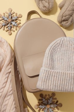 Eldivenli ve sırt çantalı sıcak bir şapka.