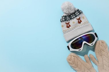 Kayak gözlüğü ve örgü eldivenli sıcak bir şapka.