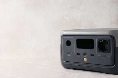 Işık arkaplan üzerindeki pil istasyonu, metin için boşluk