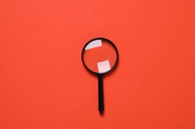 Kırmızı arkaplanda büyüteç, üst görünümde