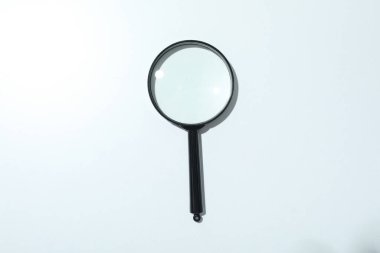 Beyaz arkaplanda büyüteç, üst görünüm