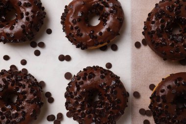 Çikolatalı çörekler ve arka planda çikolata parçacıkları.