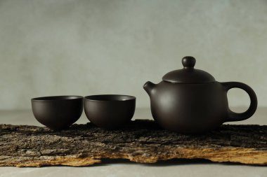 Asya çay konsepti, çaydanlık ve iki fincan.