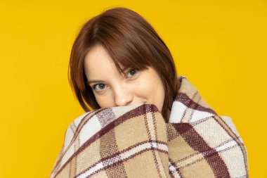 Battaniyeye sarılı genç bir kız