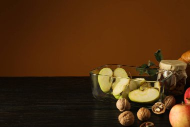 Fırında pişirmek için elmaları hazırladım..