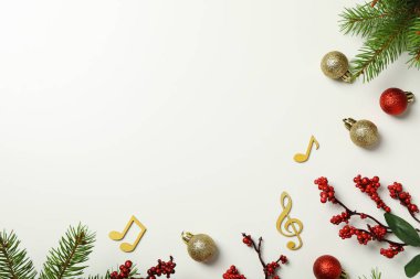 Yeni yıl dekorasyonlu altın müzik notaları.