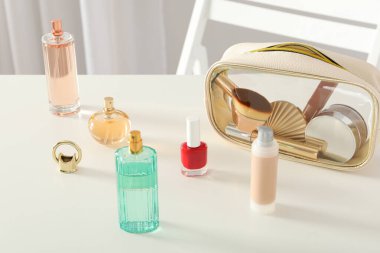 Beyaz masadaki parfümlü şişeler.