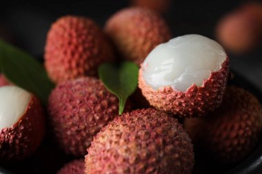 Lychee, taze ve olgun egzotik yiyecek kavramı.