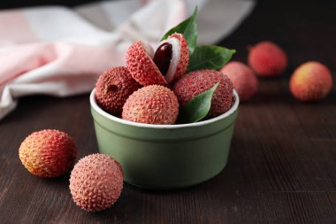 Lychee, taze ve olgun egzotik yiyecek kavramı.