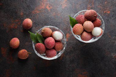 Lychee, taze ve olgun egzotik yiyecek kavramı.