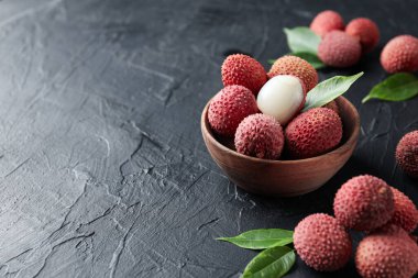 Lychee, taze ve olgun egzotik yiyecek kavramı.