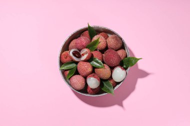 Lychee, taze ve olgun egzotik yiyecek kavramı.