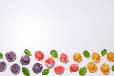 Mutfak tahtasında renkli hamur köftesi ve arka planda fesleğen, kapat.