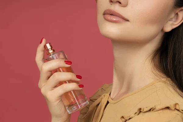 Prachtige Fles Met Parfum Hand Close — Stockfoto