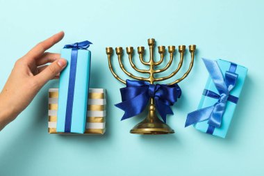 Hanukkiah, hediye kutuları ve mavi arka plan, üst görünüm