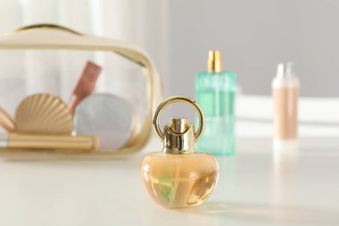Beyaz masadaki parfümlü şişeler.
