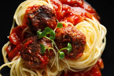 Köfteli makarna, lezzetli ve lezzetli yemek kavramı.